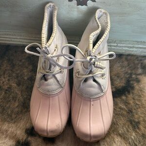 Woman’s size 8 winter boots barely worn and are in good condition